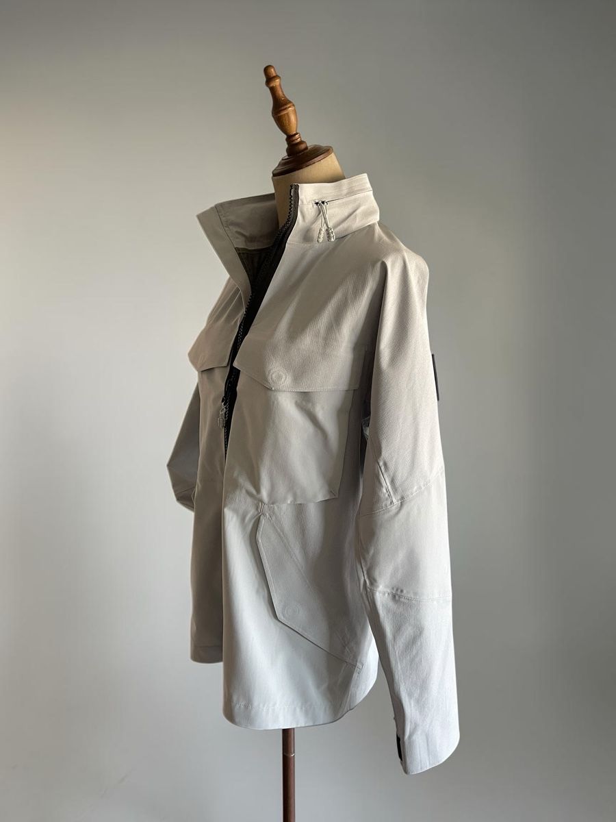 Giacche: ON Running Explorer Jacket Damen S Hellgrau – Usato da Zürich venduto da Recode.Fashion 1