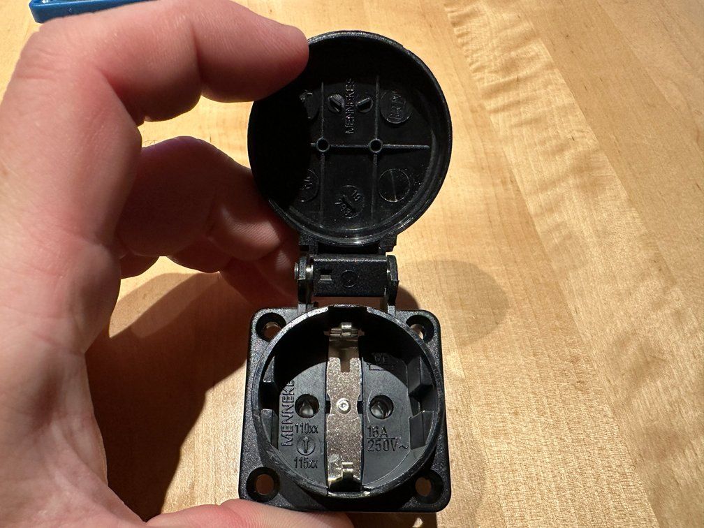 Mennekes Stecker: 8x Mennekes Schuko Einbausteckdose schwarz – Gebraucht aus Ehrendingen von KOLA16 1