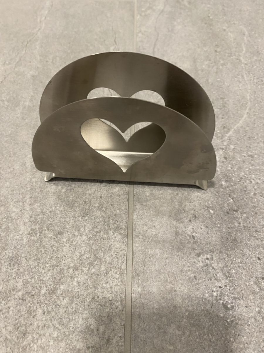 Cuisines complètes: Servietteständer Metall Herzdesign – D'occasion à Effretikon par S_55