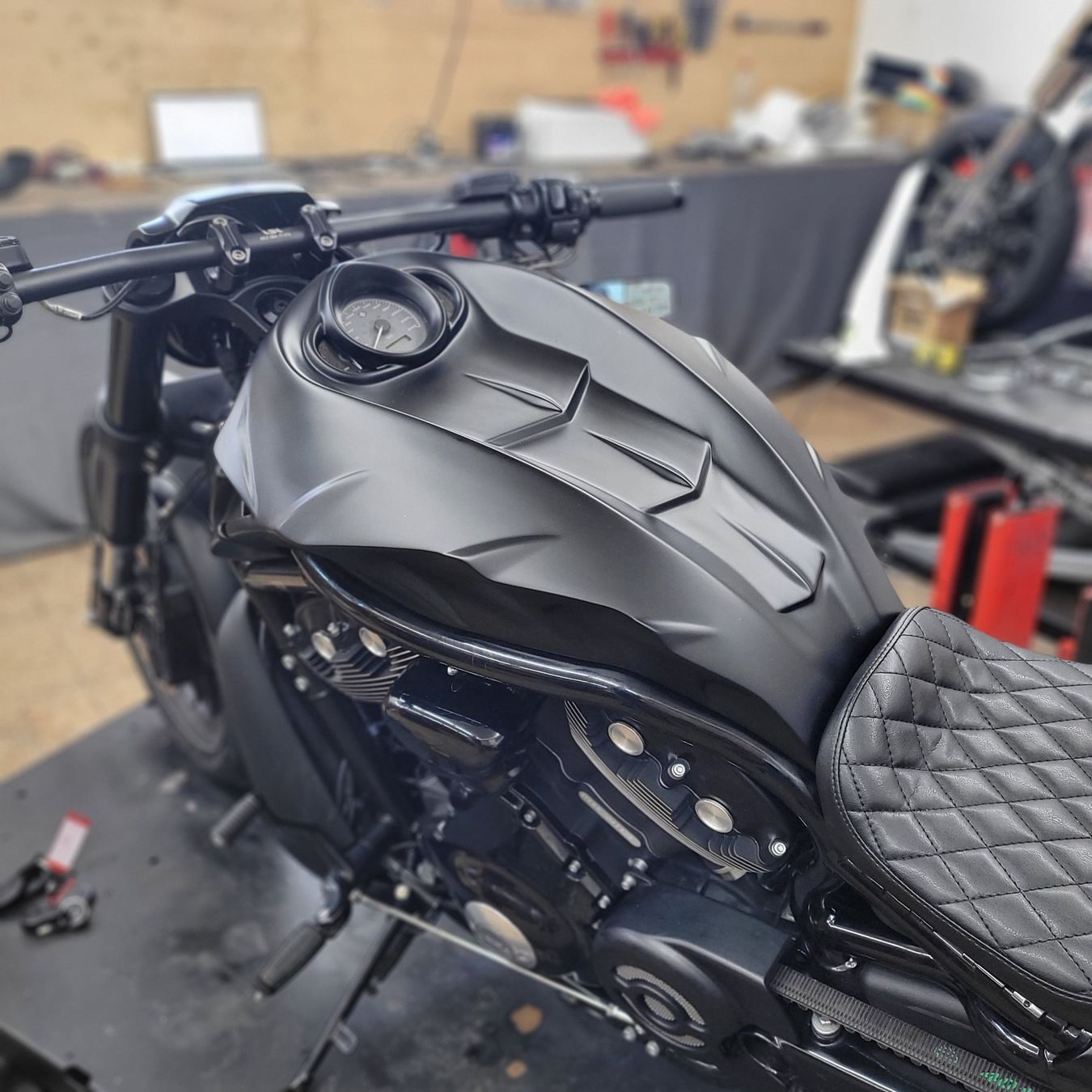 Verkleidungen & Rahmen: Airbox Harley Davidson V-Rod / Night Rod – Gebraucht aus Safenwil von  3