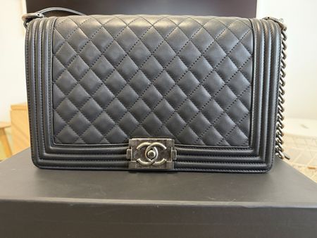 Sac à main Chanel Boy cuir noir matelassé grand modèle 