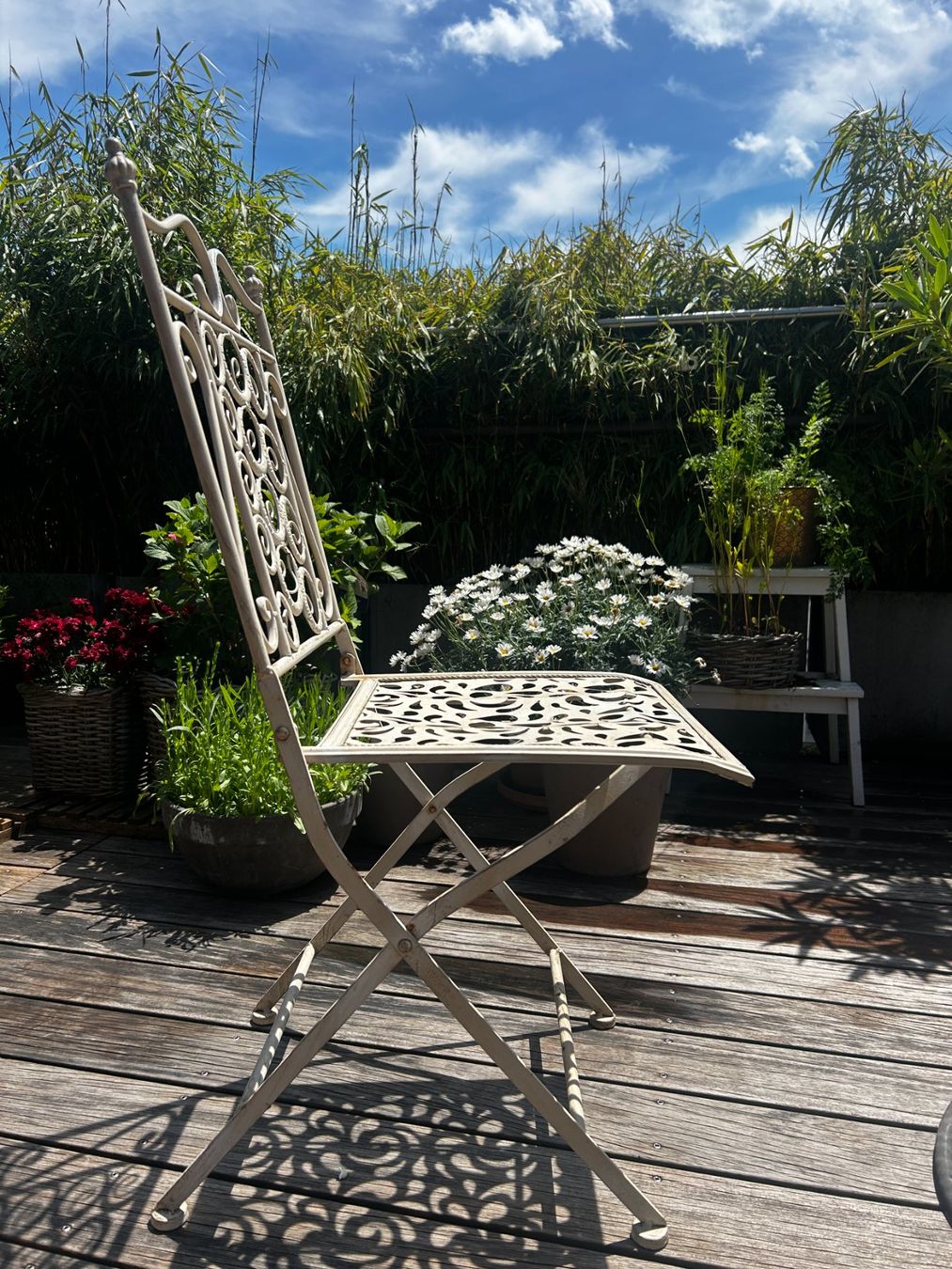 Set di tavolo e panche: Vintage Garten, Terrasse oder Balkon Tisch mit zwei Stühlen. – Nuovo (secondo la descrizione) da Luzern venduto da sel_kv8m 2