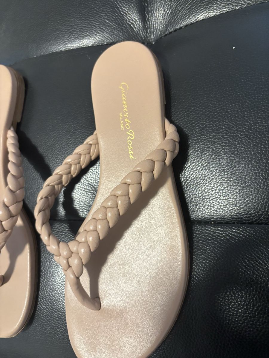 Gianvito Rossi Scarpe da donna: Gianvito Rossi Beige Flip Flops – Usato da Chur venduto da Cuteclothes7k 1