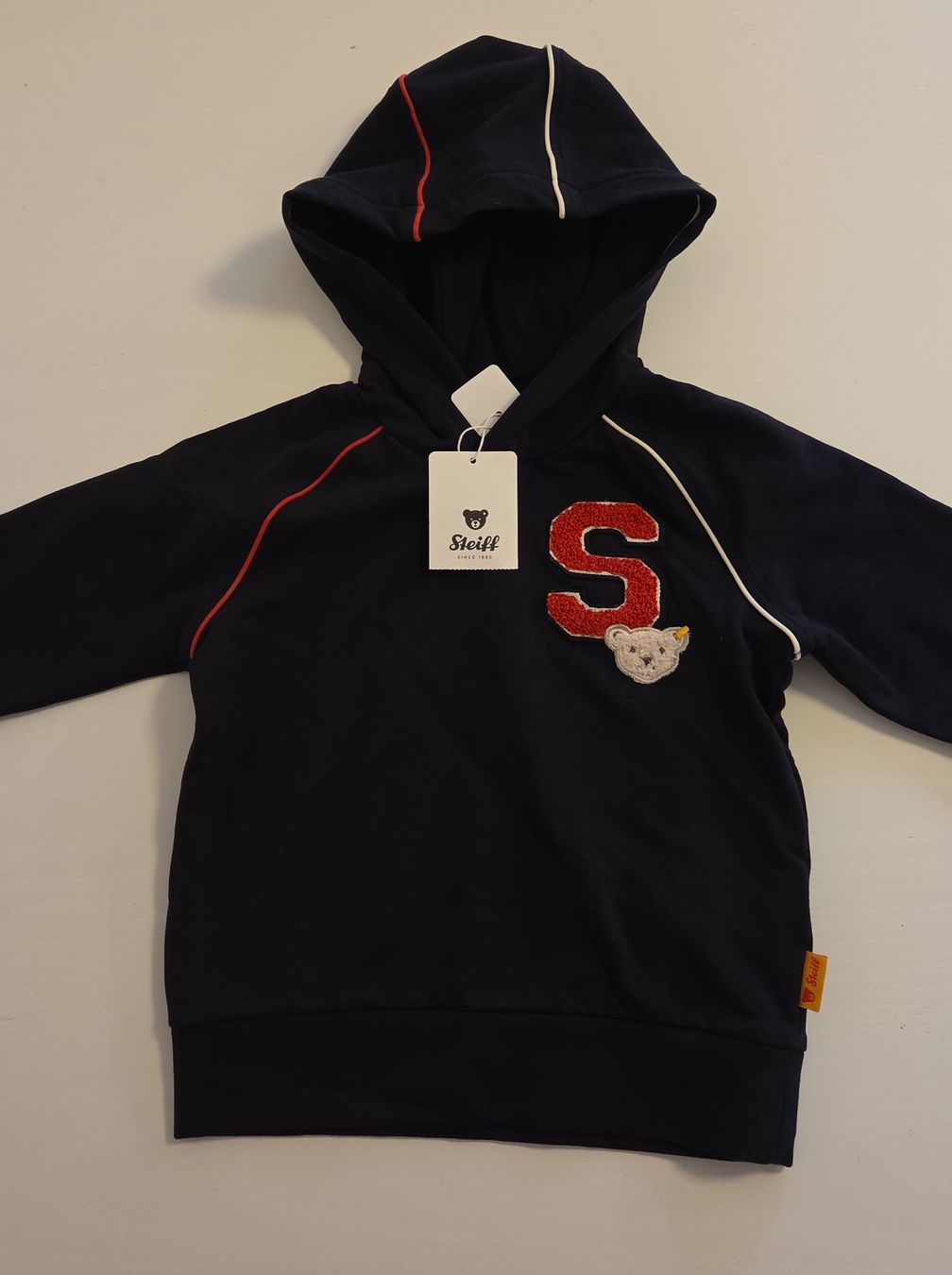 Steiff Maglioni & Felpe: Steiff Kapuzenpullover Gr.92 Dunkelblau mit rotem S &Bär Neu – Nuovo e nell'imballaggio originale da Bäch SZ venduto da Wundi100