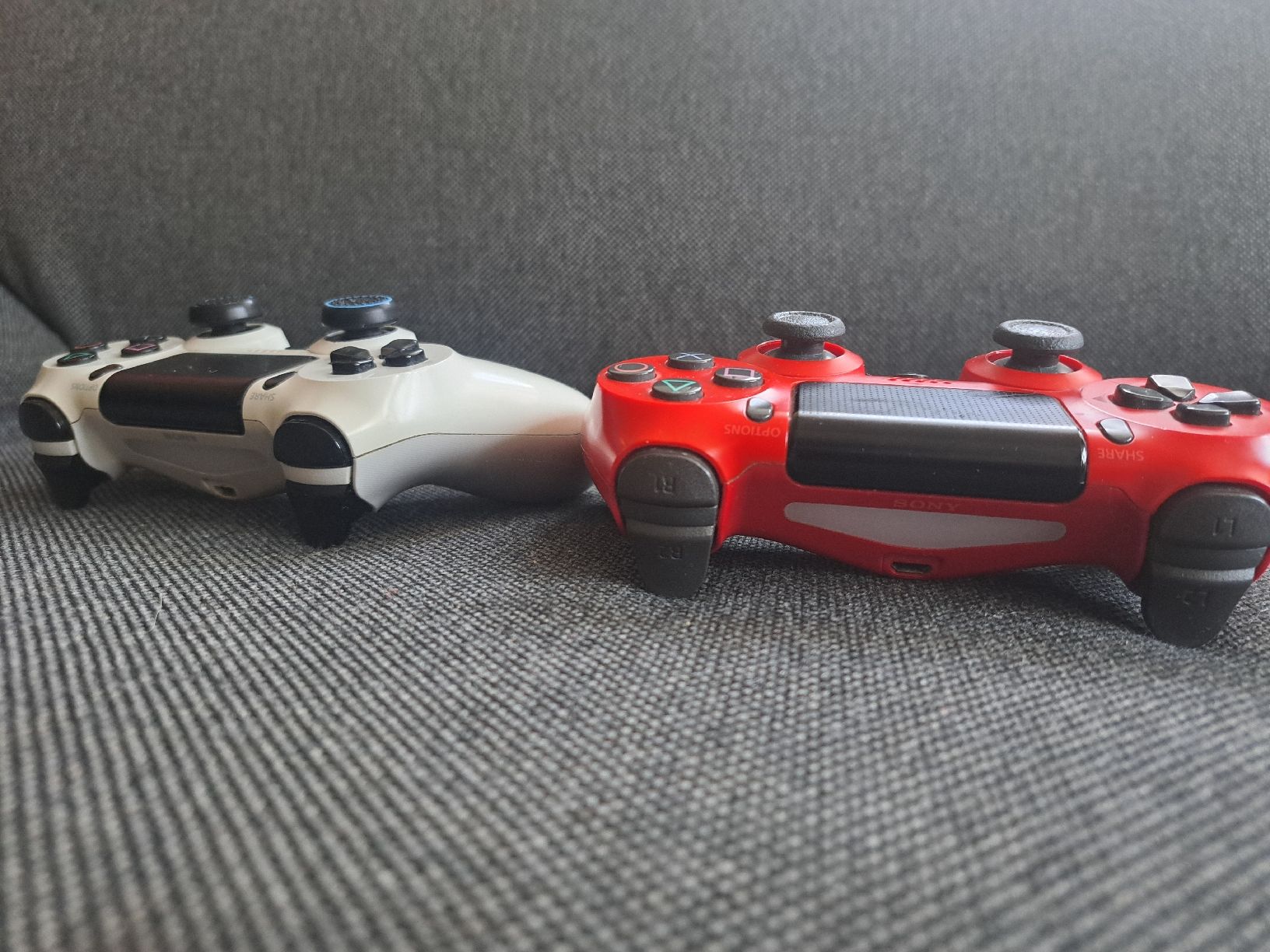 Sony Console: 2x PS4 Controller rot weiss gebraucht – Usato da Winterberg ZH venduto da S.Maksoud
