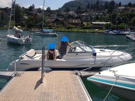 Schönes Motorboot mit Kabine für 6 Personen