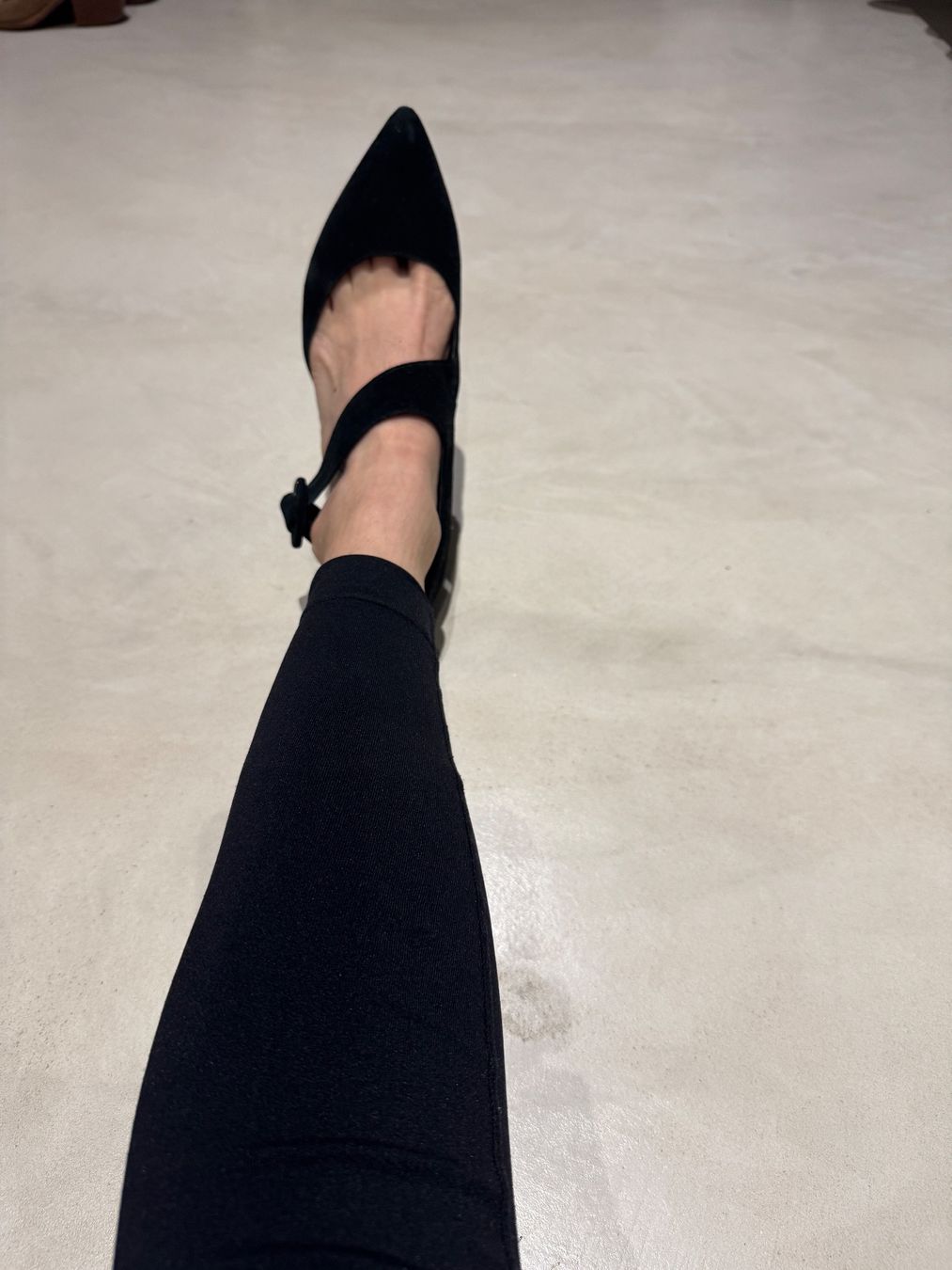 Damenschuhe: Escarpins noirs en daim – Gebraucht aus giffers von sev_c9x9 1
