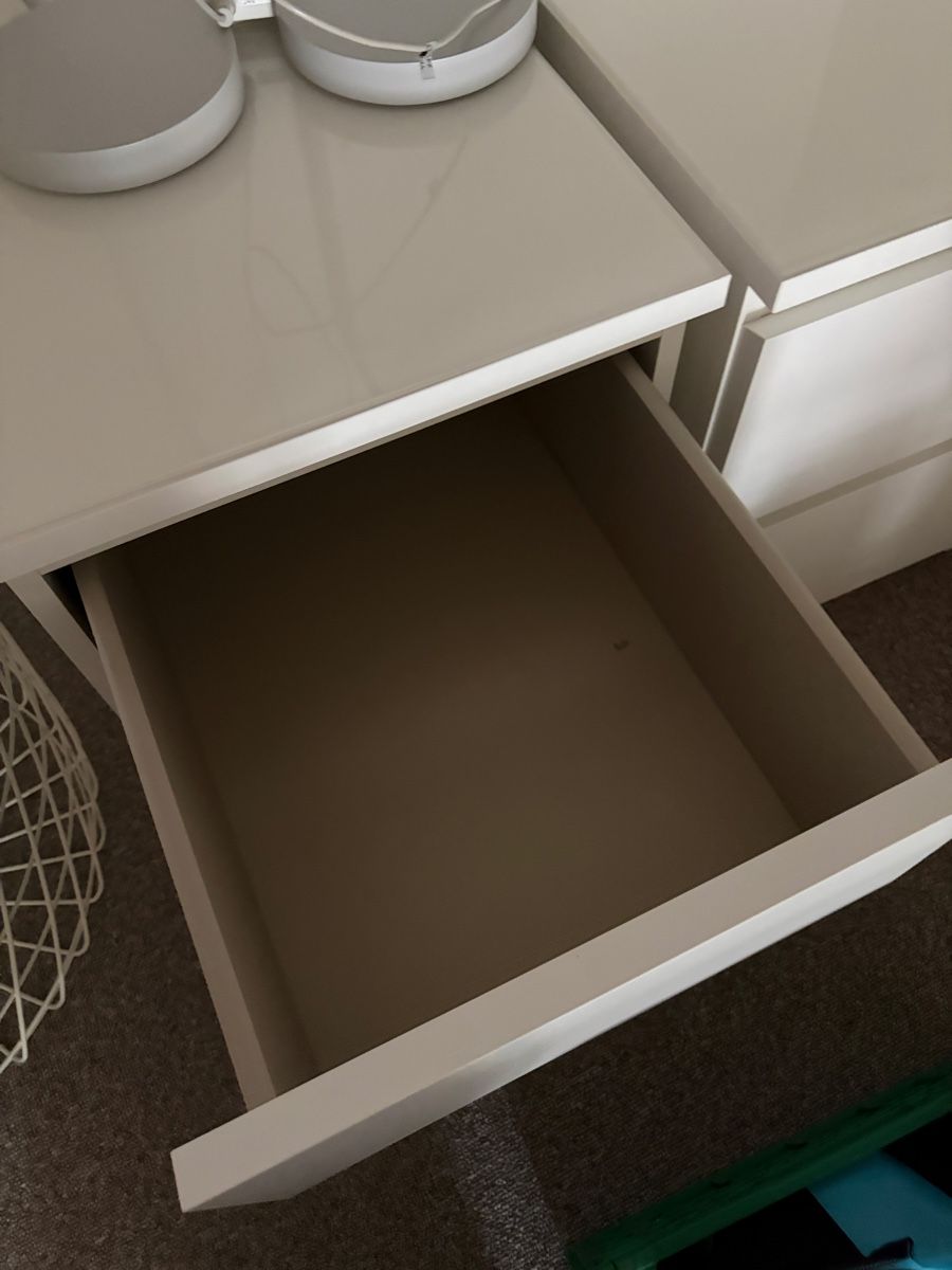 Ikea Comodini: Malm Nachtisch mit Glasplatte – Usato da Flawil venduto da lic_d9fc 2