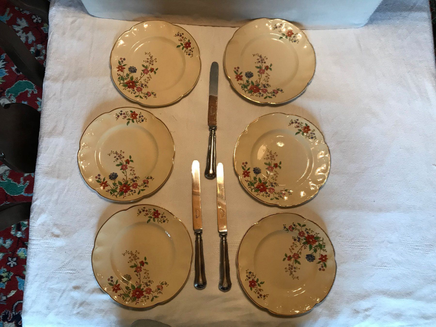 Piatti: 6 assiettes Johnson Bros et 3 couteaux – Usato da Ste-Croix venduto da mjmg
