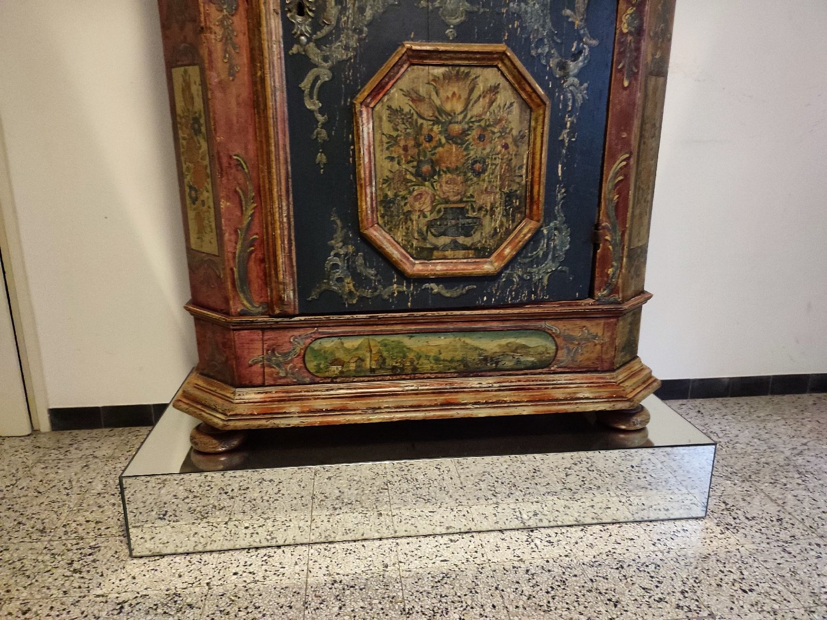 Armadi: Antico armadio decorato – Usato da Ascona venduto da Artik3 3