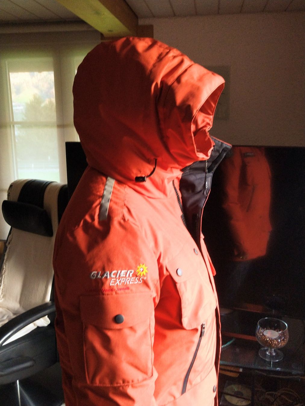 Jacken: Daunenjacke mit Kaputze – Neu (gemäss Beschreibung) aus Frutigen von Pixele10 2