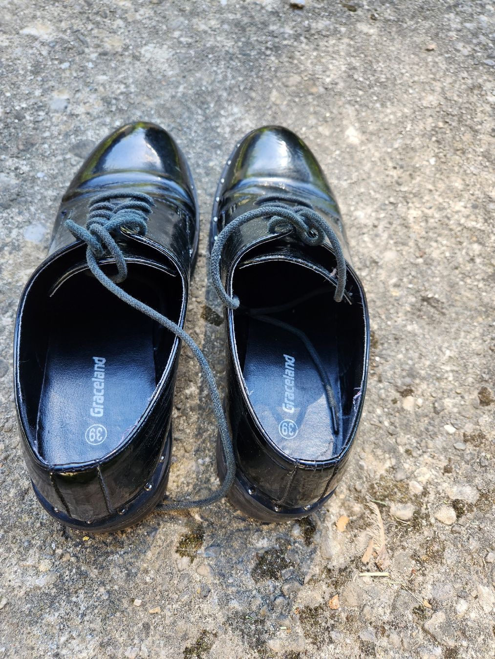 Graceland Scarpe da donna: Lackschuhe mit feinen Nietendetails – Usato da Fribourg venduto da voidness 3