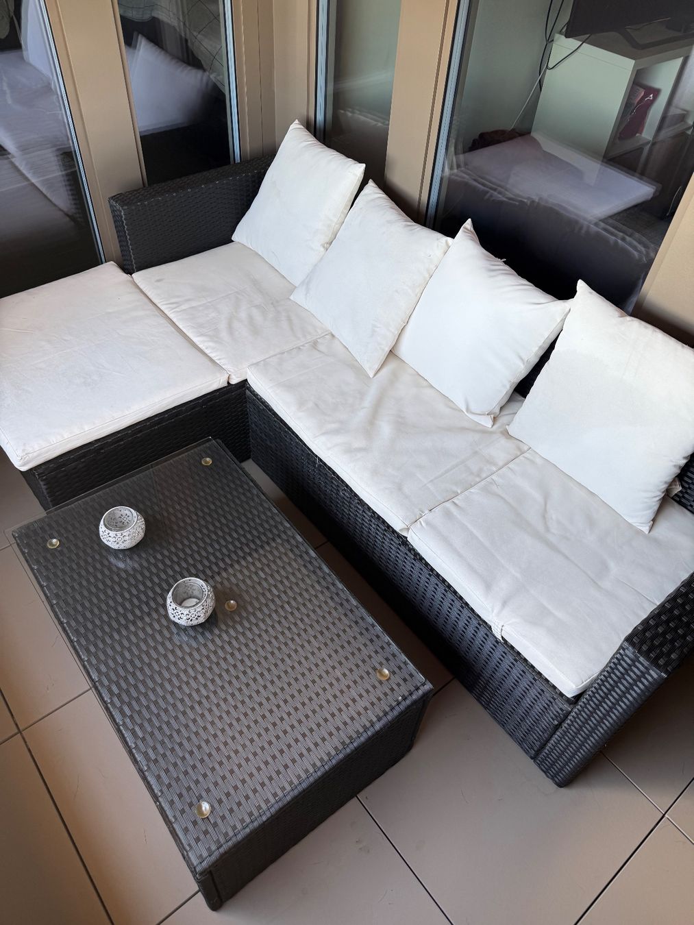 Sofas: Polyrattan Lounge mit Tisch & 2 Hockern – Gebraucht aus Schlieren von Javisnchz