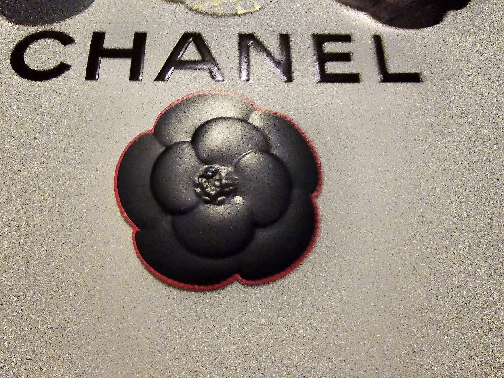 Chanel Sacs femmes: Chanel Kamelien 4 Stück – Neuf avec emballage d'origine à wallisellen par funkelsternchen5 2