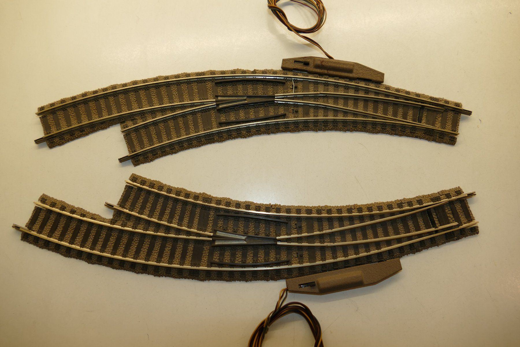 Fleischmann Modellini di ferrovie: Fleischmann H0: Bogenweichenpaar mit Antrieb – Nuovo (secondo la descrizione) da Niederhasli venduto da rail-duerst 1