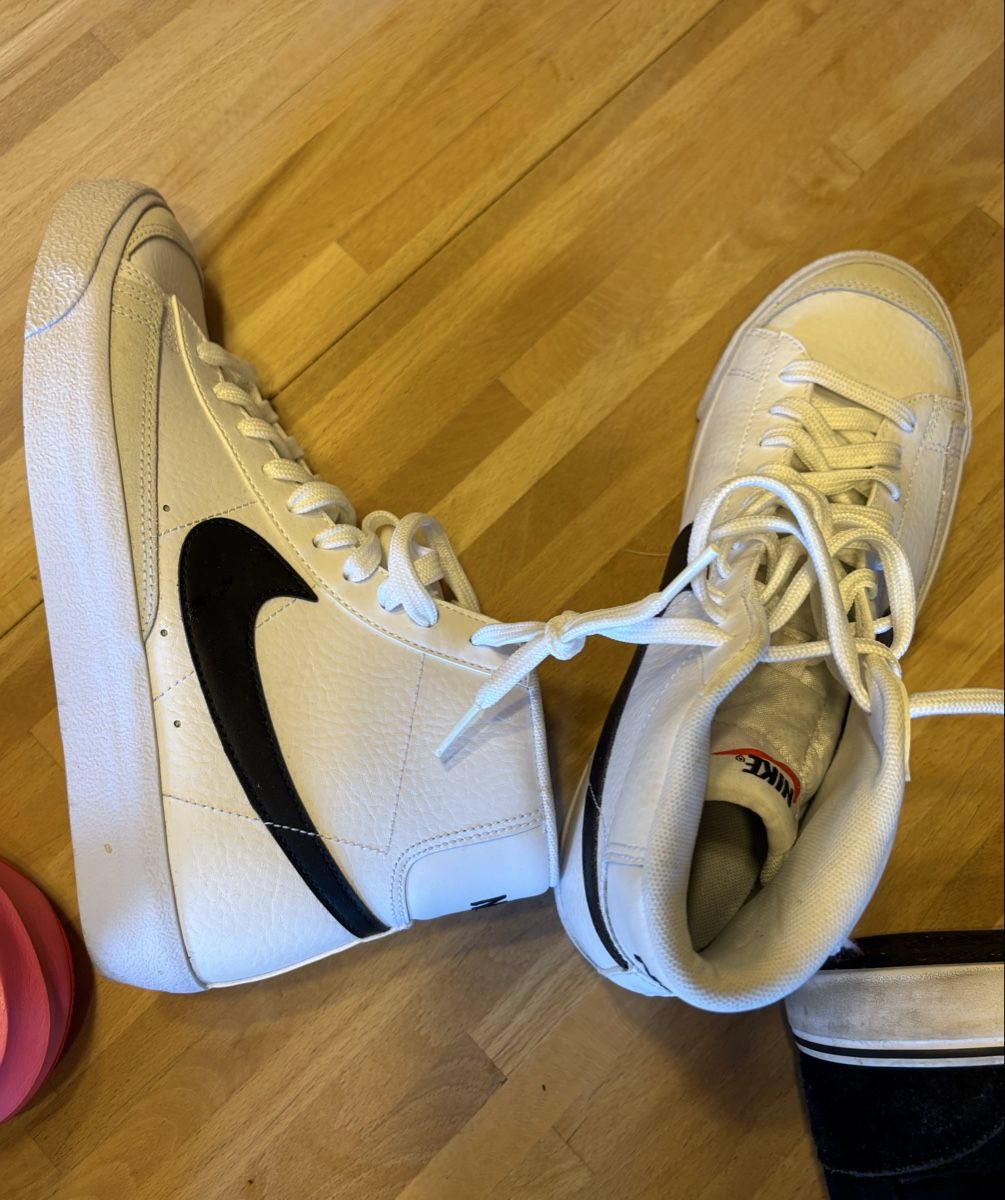 Nike Scarpe da donna: Nike Schuhe Paket Volleyball Freizeit – Usato da filzbach venduto da 4fischli 2