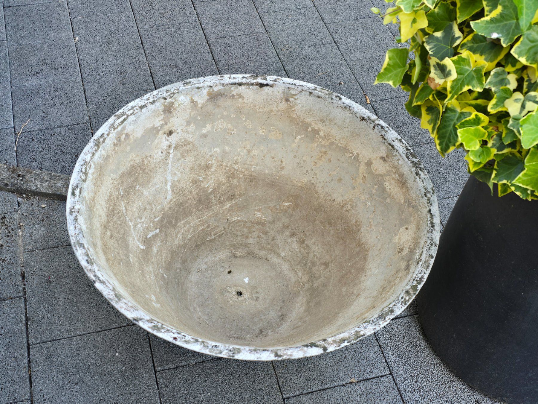 Eternit Vasi per fiori: Grosser Eternitpflanzkübel  71cm Durchm. – Usato da Walkringen venduto da Vanuca 2