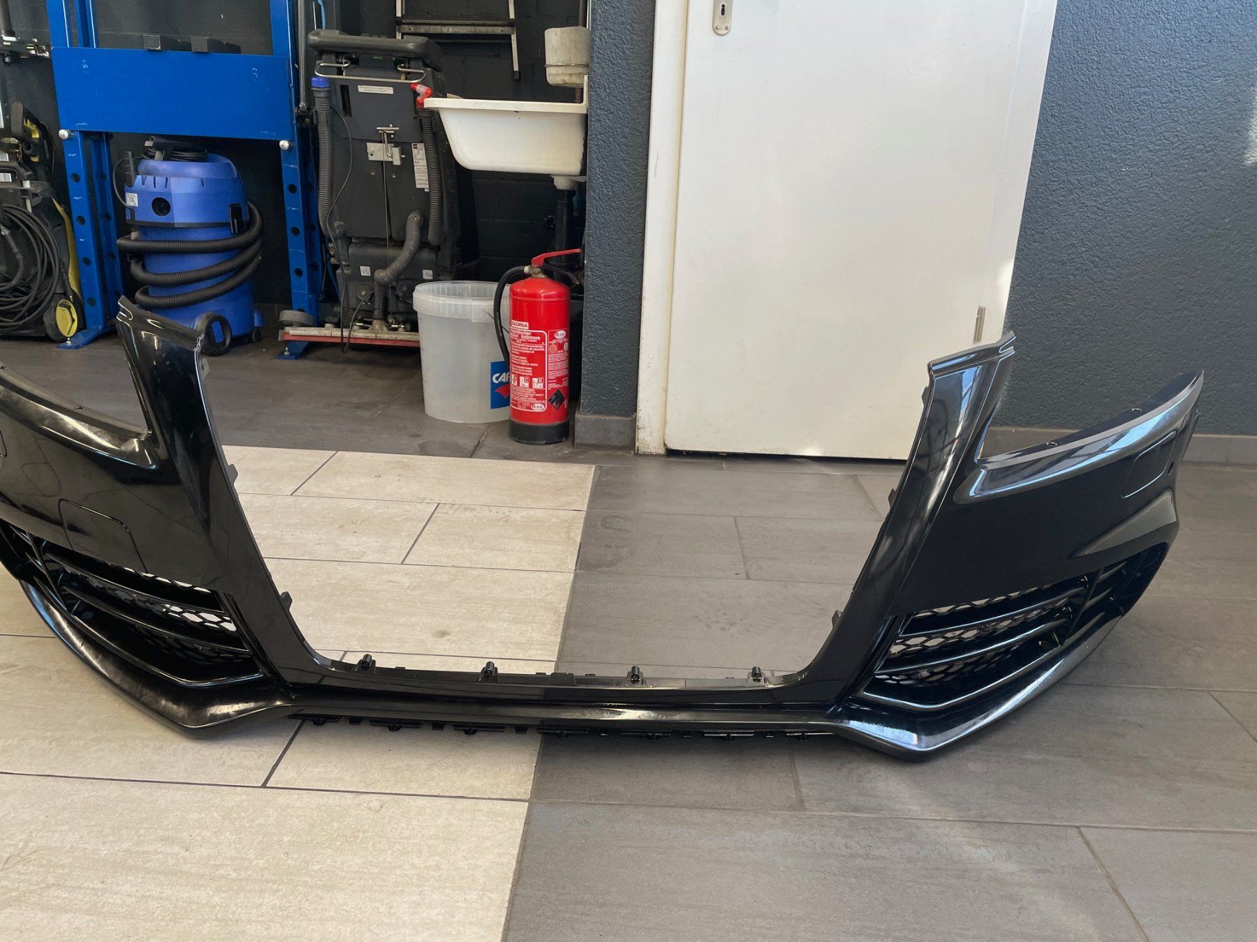Audi Tutti pezzi di ricambio auto: Originale RS5 Frontstossstange – Usato da Adlikon b. Regensdorf venduto da Giveaways 6