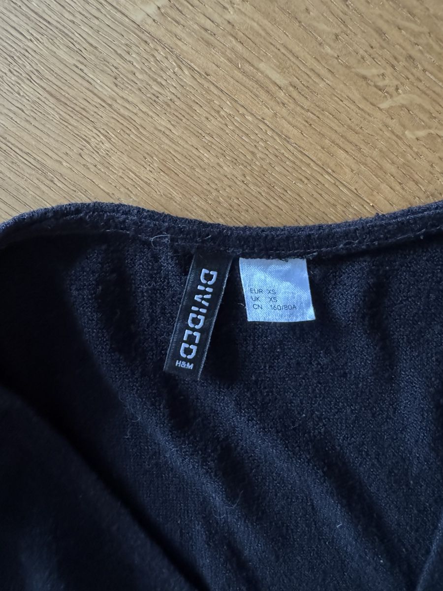 H&M Top: SCHWARZES LANGARMSHIRT VON H&M – Usato da Rain venduto da vsekruto 2