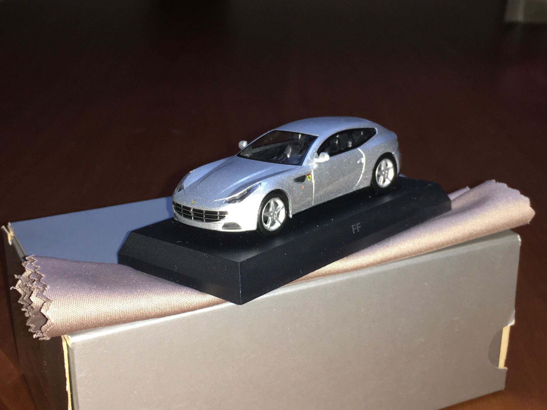 Ferrari Modellini d'auto: Ferrari FF 1/64 – Nuovo (secondo la descrizione) da Wohlen AG venduto da PrivatSammlung
