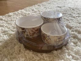 Schöne Servierschälchen auf Holztablett, neu, Sommerfest