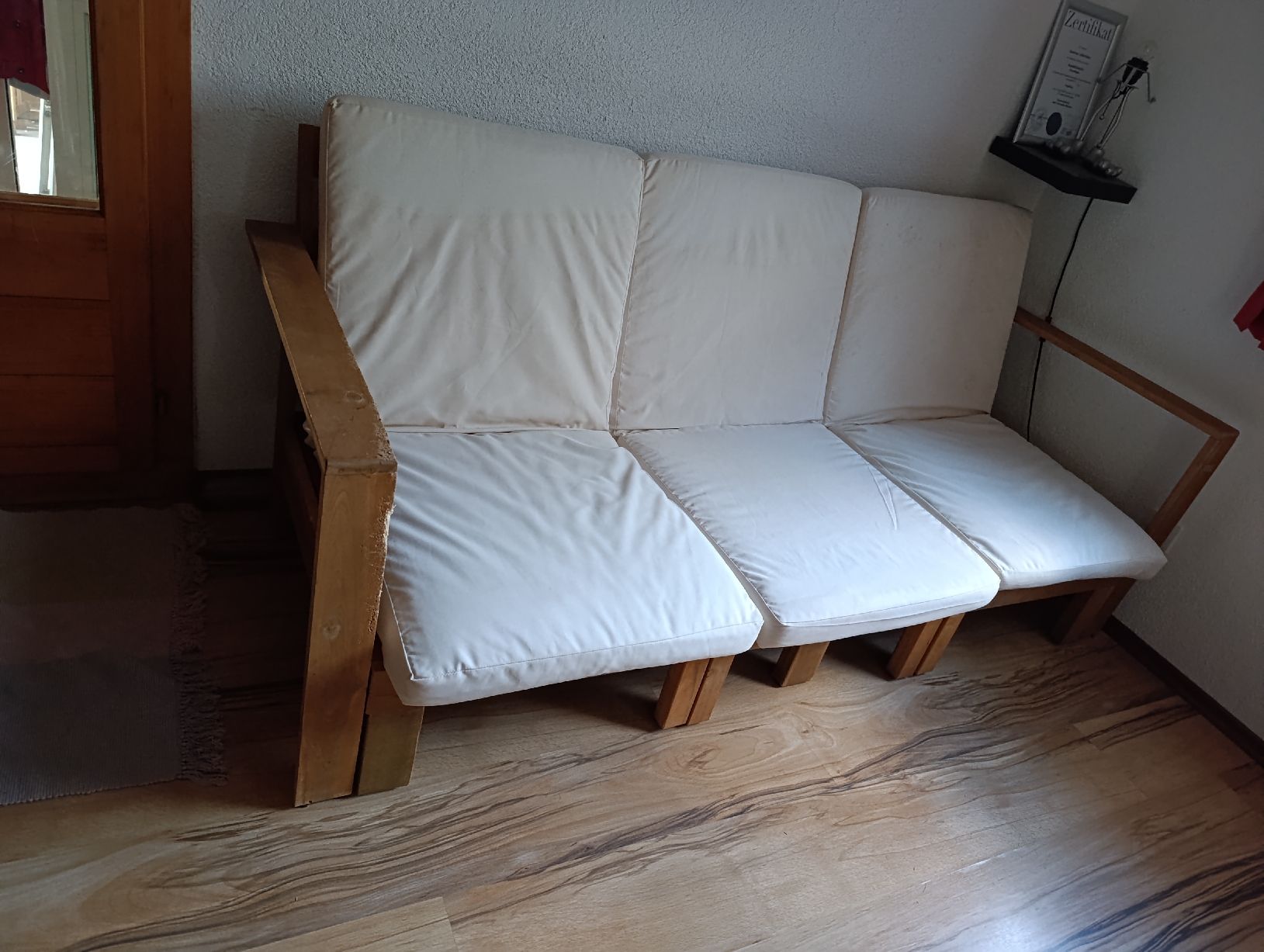 Sofas: Holzsofa 3-Plätzer mit Liegefunktion, Lounge, Bettsofa – Gebraucht aus Krattigen von Winnie12