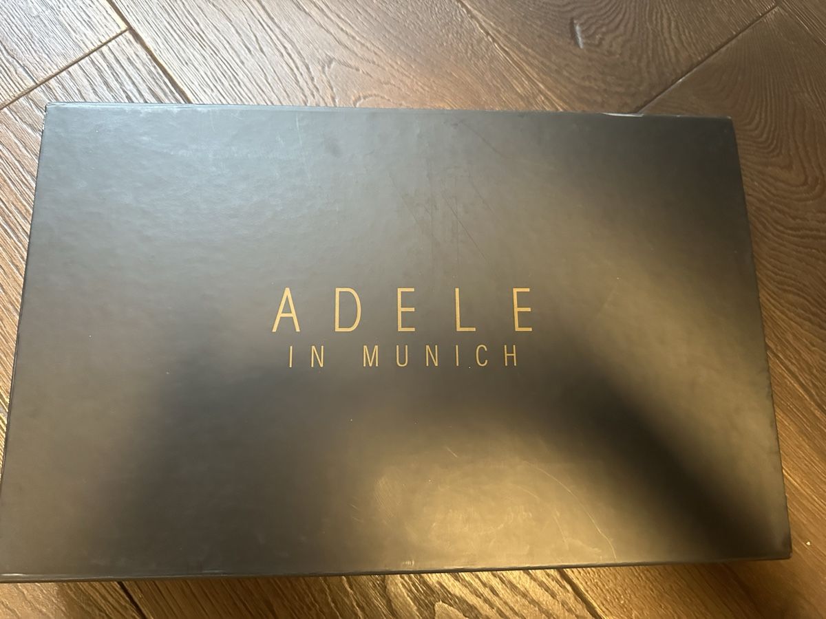 Tutte le decorazioni: Adele in Munich VIP Box – Nuovo e nell'imballaggio originale da Büren SO venduto da Nico59