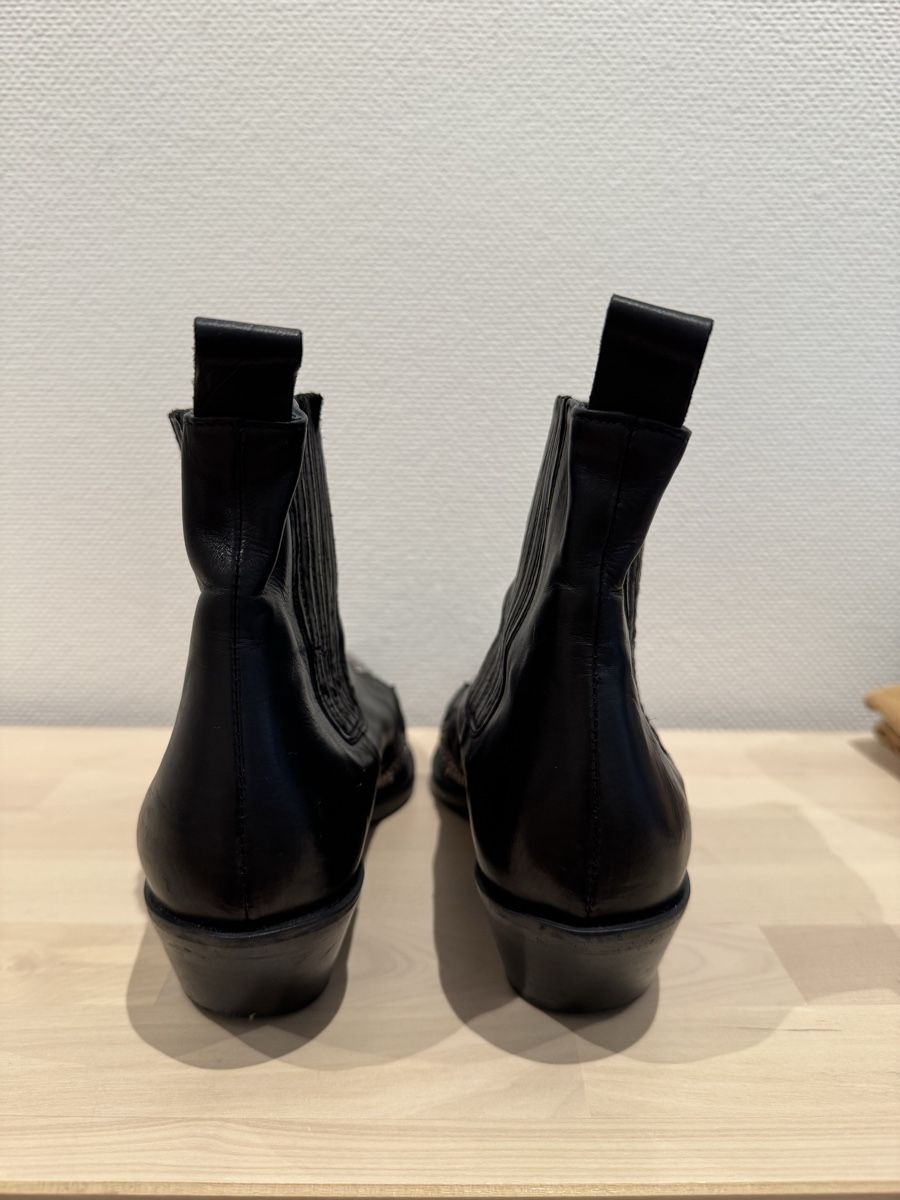 Chaussures femmes: ✨ Italian Leather Ankle Boots with Studded Toe – D'occasion à Gockhausen par Agus_acu 3