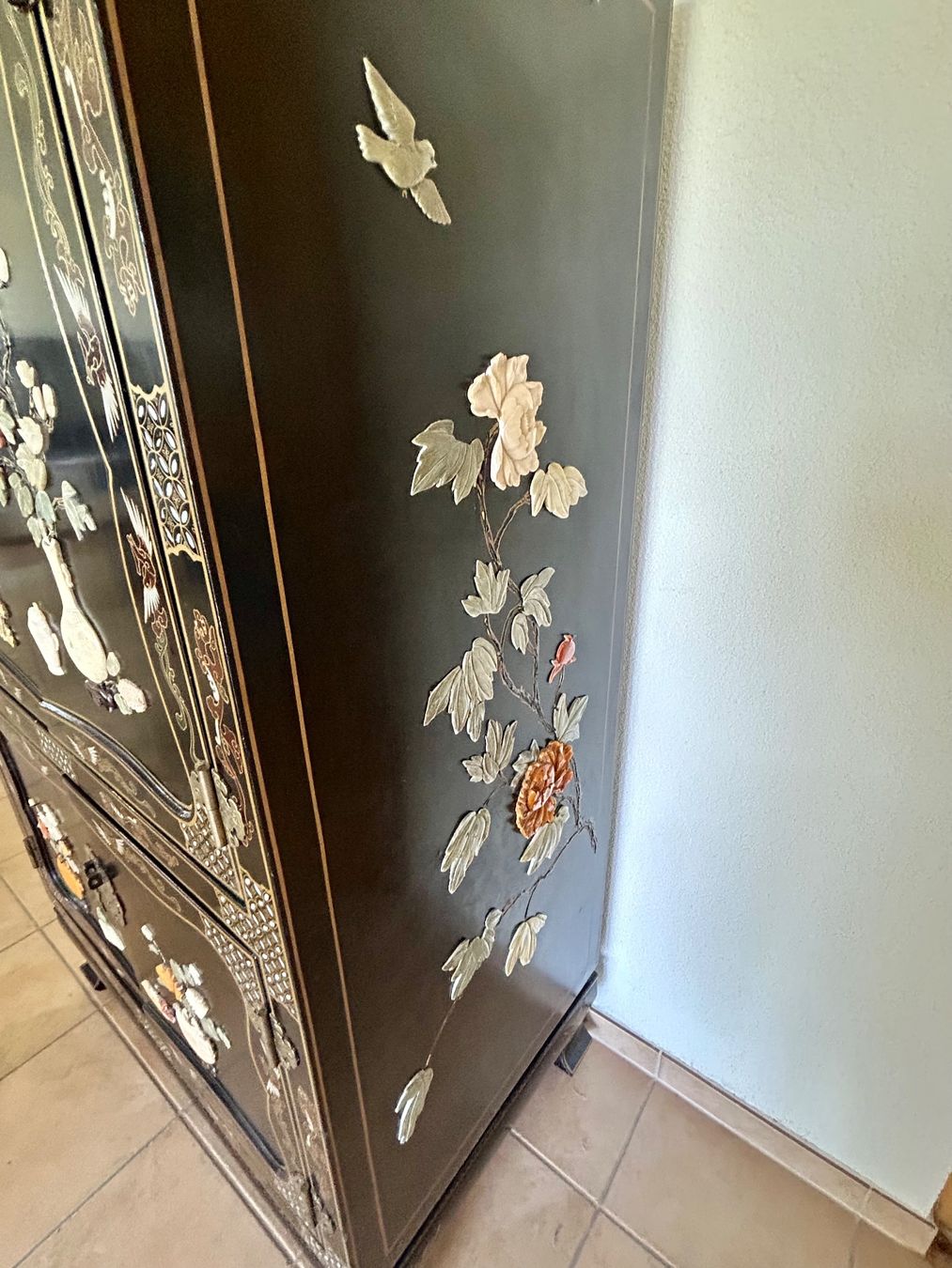 Armadi: Asiatischer Schrank mit Steinapplikationen – Usato da Untersiggenthal venduto da Pitsidia02 4