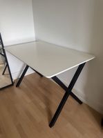 Massiver Schreibtisch mit schwarzen Metallbeinen