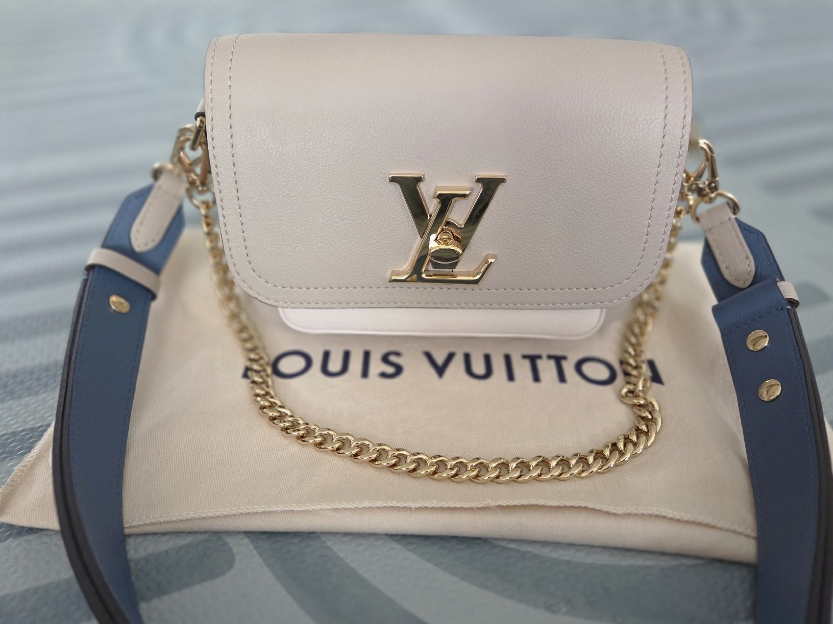 Louis Vuitton Borse da donna: Louis Vuitton Lockme Tender Tasche Greige – Nuovo (secondo la descrizione) da Belp venduto da Mary-Angel 1