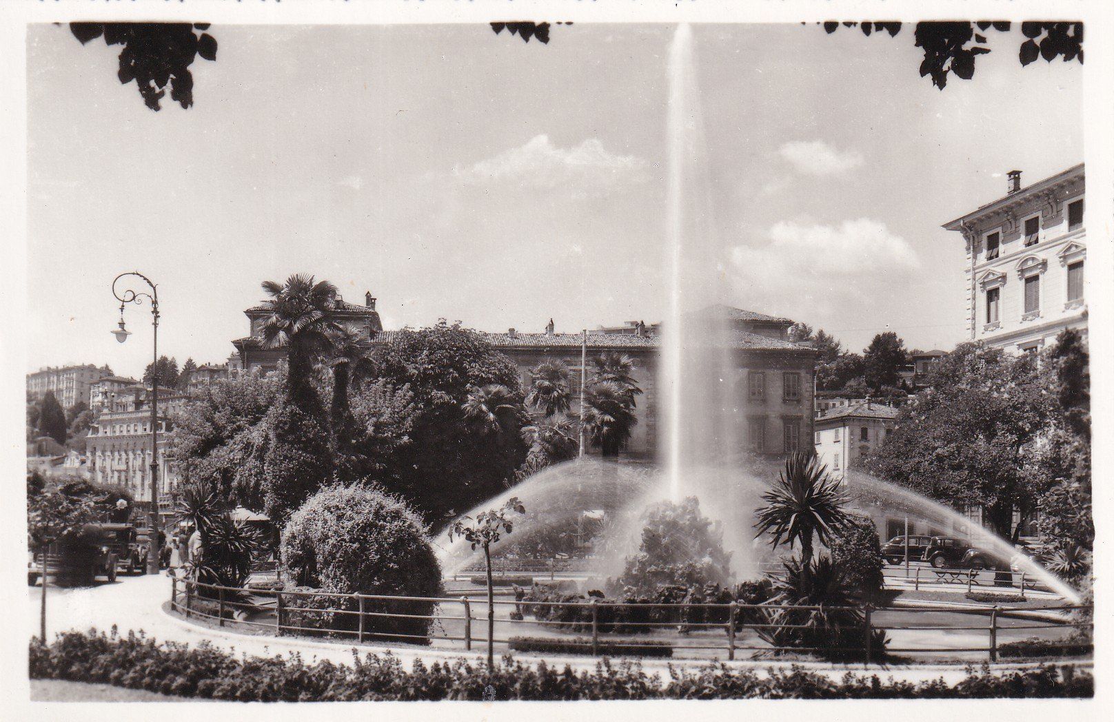 Cartoline postali: Lugano Piazza Giardino – Usato da Cormoret venduto da Pascalll2001