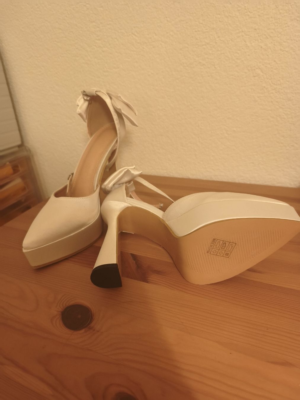 Scarpe da donna: Weisse hohe Schuhe – Nuovo (secondo la descrizione) da Luzern venduto da Schneuger1 1