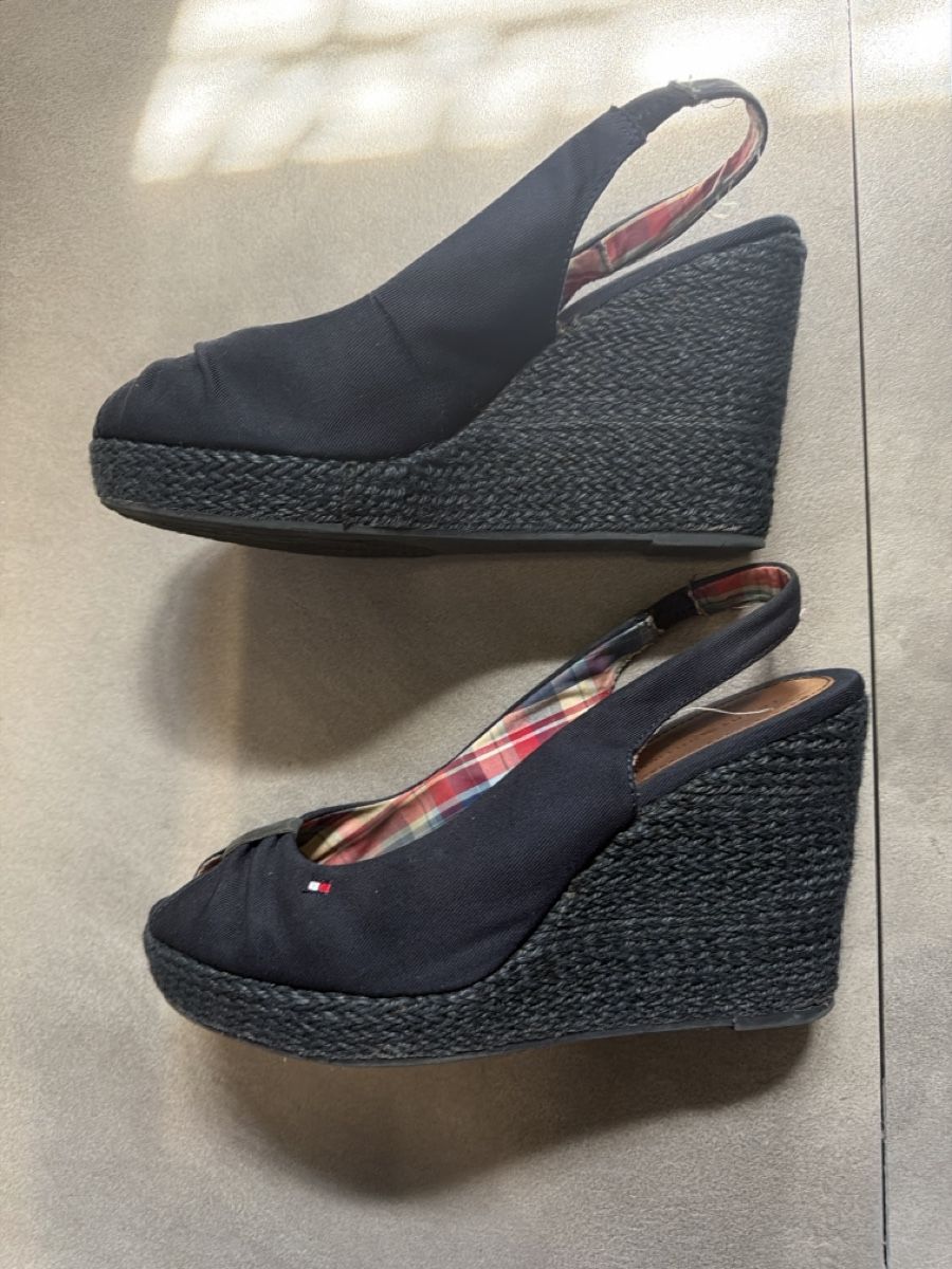 Tommy Hilfiger Scarpe da donna: Tommy Hilfiker Sandale blau 39 – Usato da Däniken SO venduto da NBdesign 1