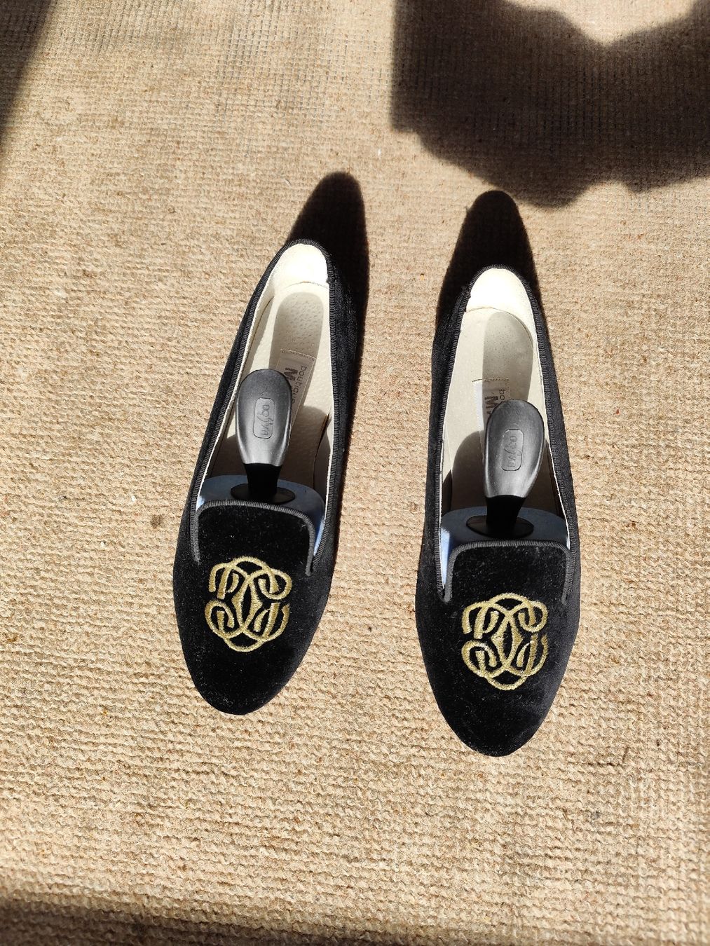 Damenschuhe: Slippers en velour brodé – Neu (gemäss Beschreibung) aus Montreux von prl_z2lr