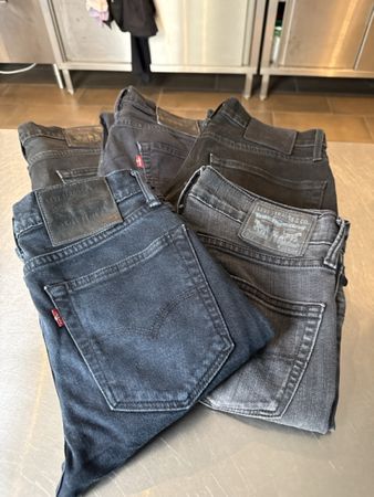 5 Paar getragene Levis Jeans W 30. 