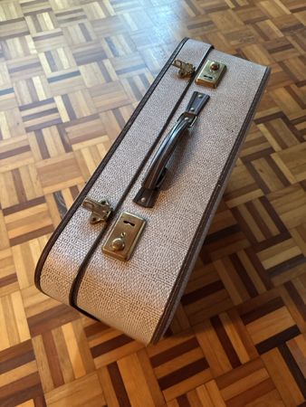 Vintage Reisekoffer hell mit Muster gebrauchter Zustand