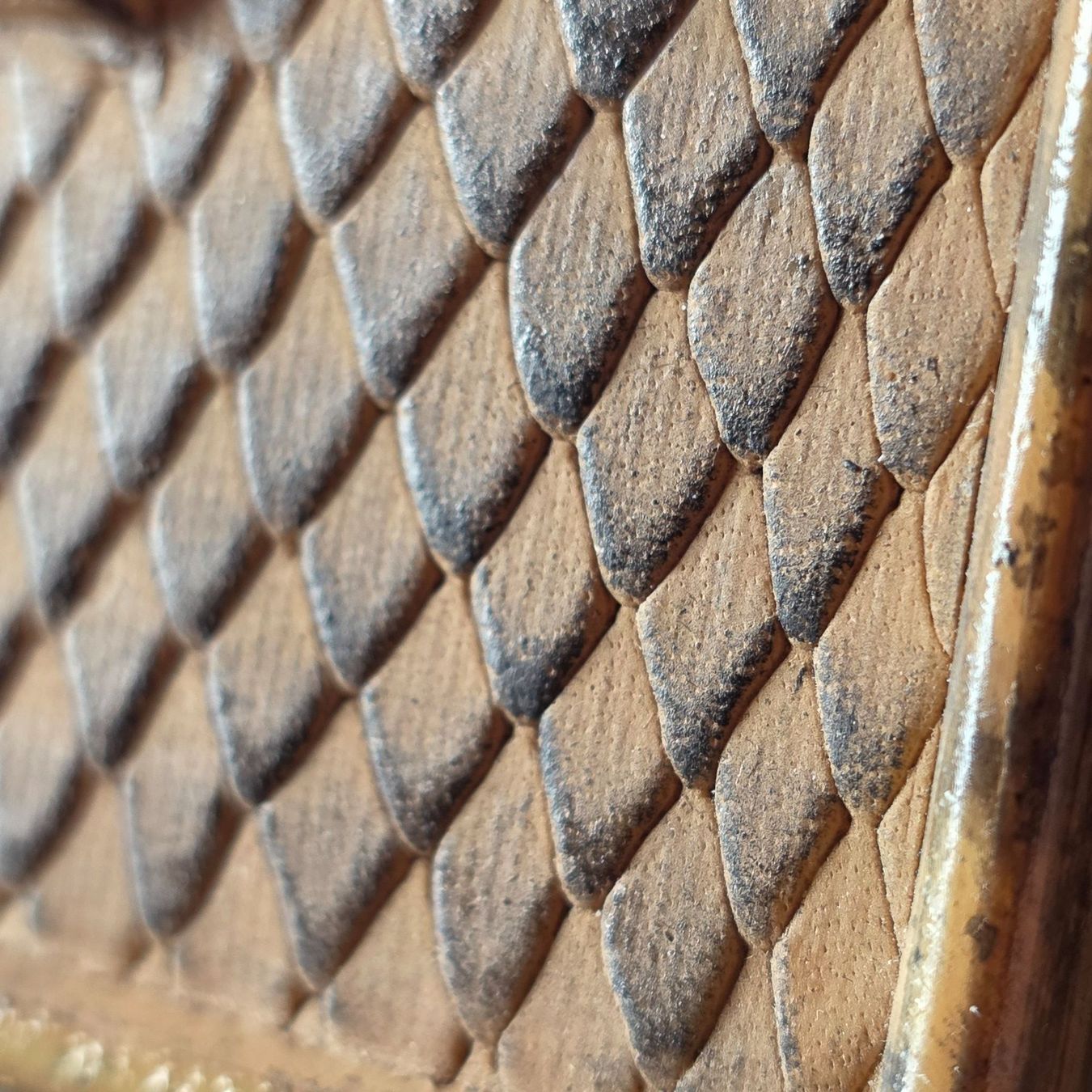 Bilderrahmen: 🐸 BILDERRAHMEN ALT HOLZ MIT RELIEF WUNDERSCHÖNES MUSTER – Gebraucht aus Môtier (Vully) von Frogs