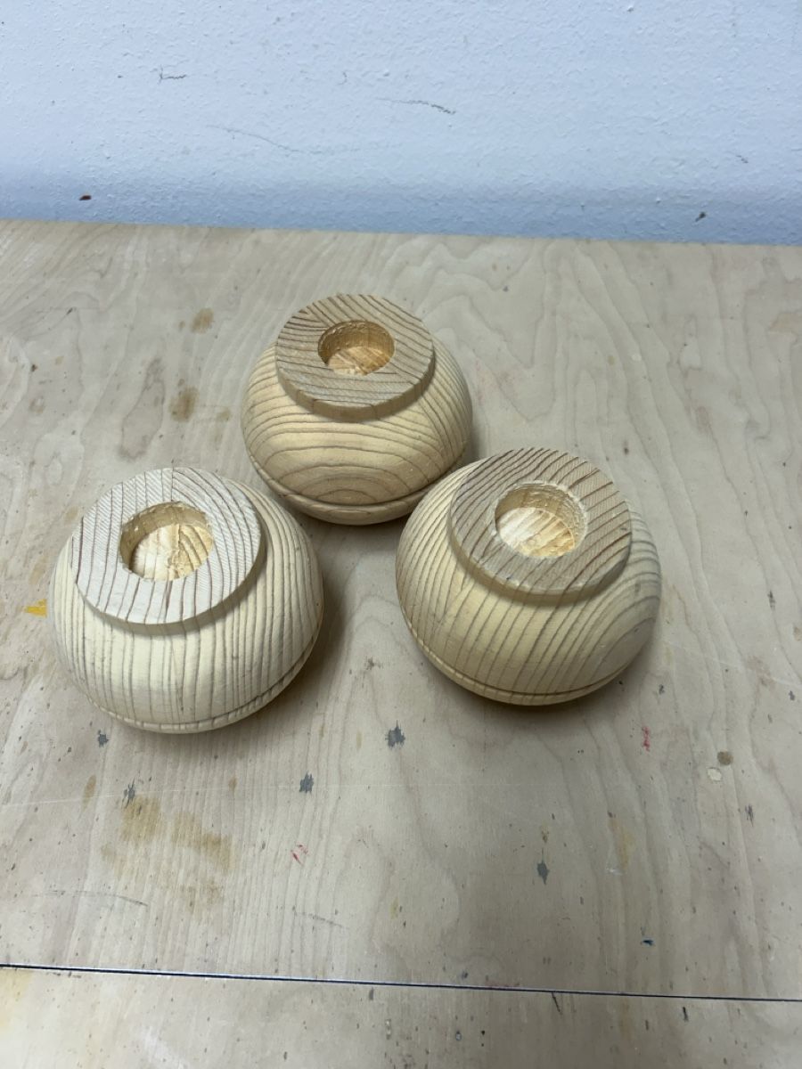 Articles en bois: 3 Holzfüsse, Möbelfüsse – D'occasion à Uster par Stromboli7