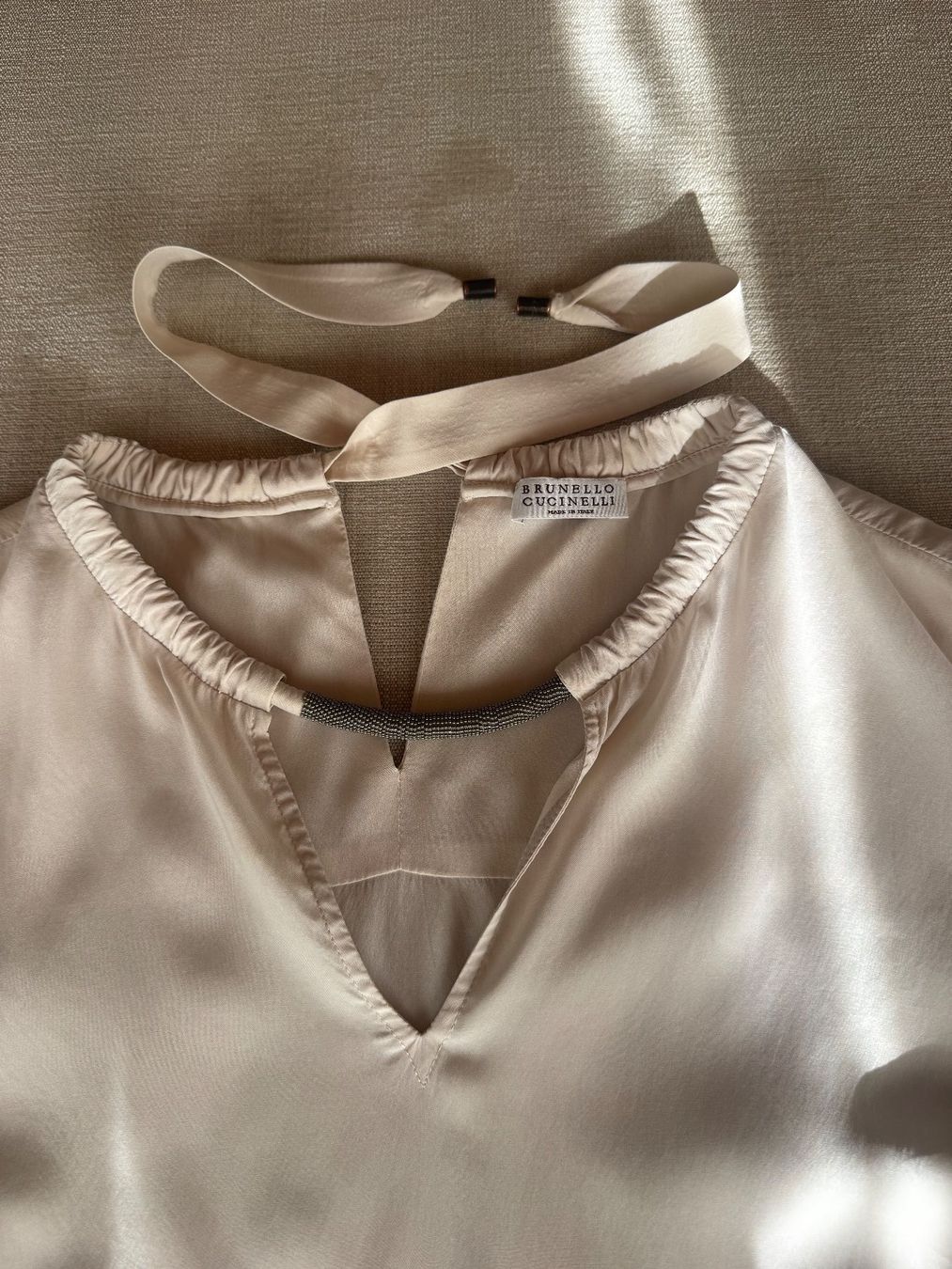 Brunello Cucinelli Top: Damen Seidentop Brunello Cucinelli beige – Usato da Baar venduto da Arina2 4
