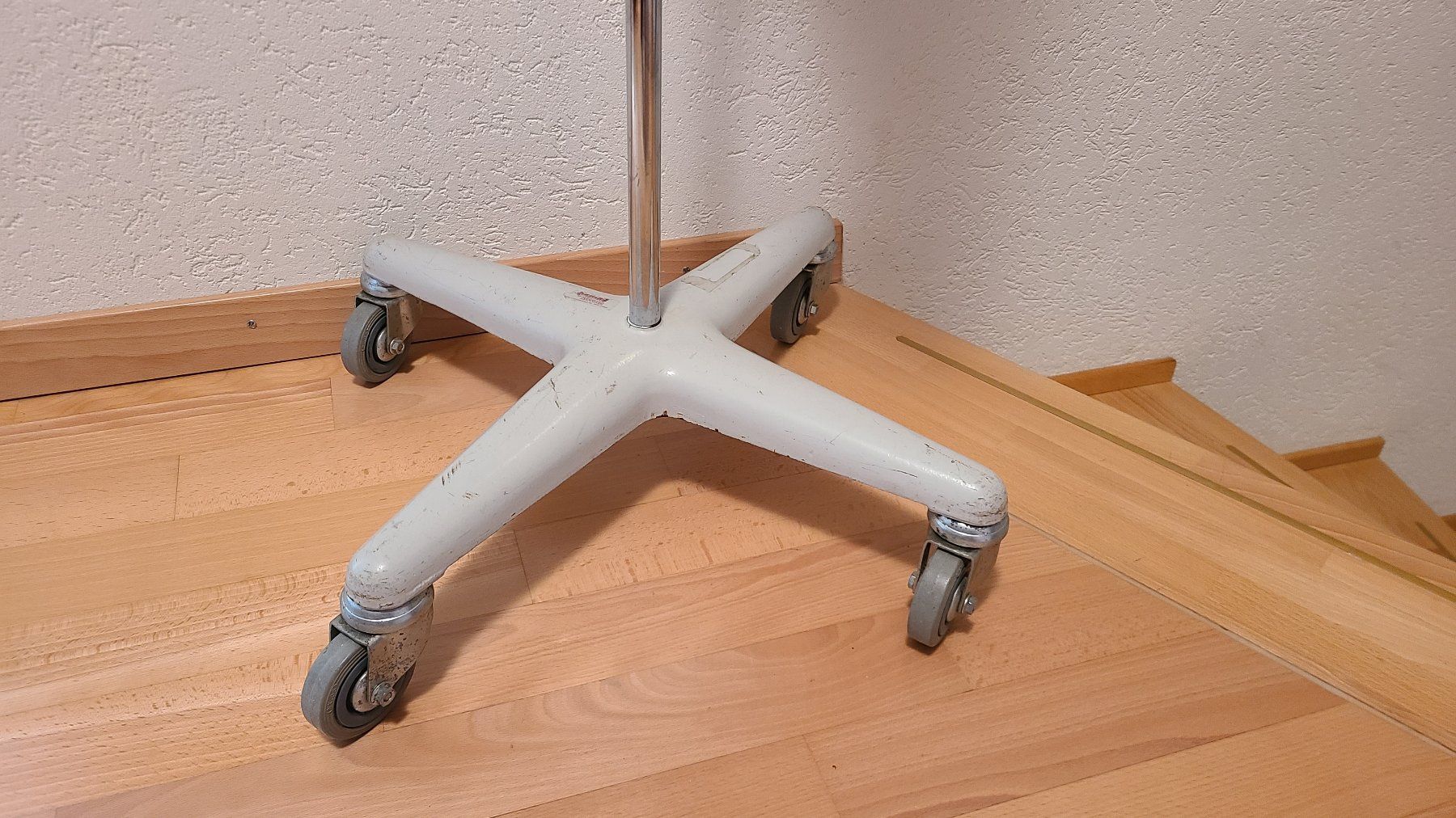 Altro in Decorazioni & Accessori: Fahrbarer Infusionsständer als Kleiderhaken – Usato da Densbüren venduto da BluesAtSunrise 3