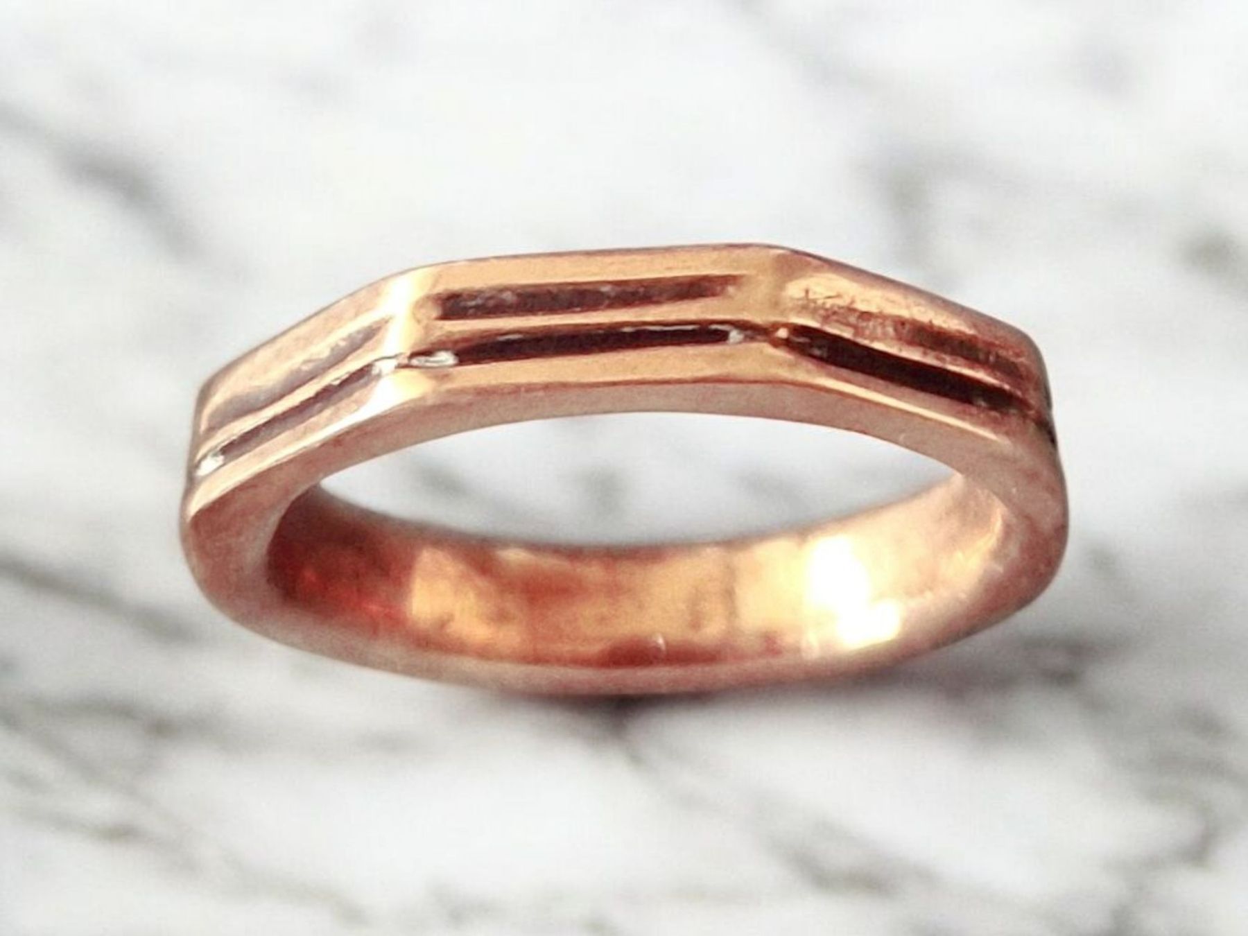 Anelli: Bronze-Ring achteckig, gerillt, Gr. 47.5 – Nuovo e nell'imballaggio originale da Aarau venduto da Schmuckhoehle_MD 4