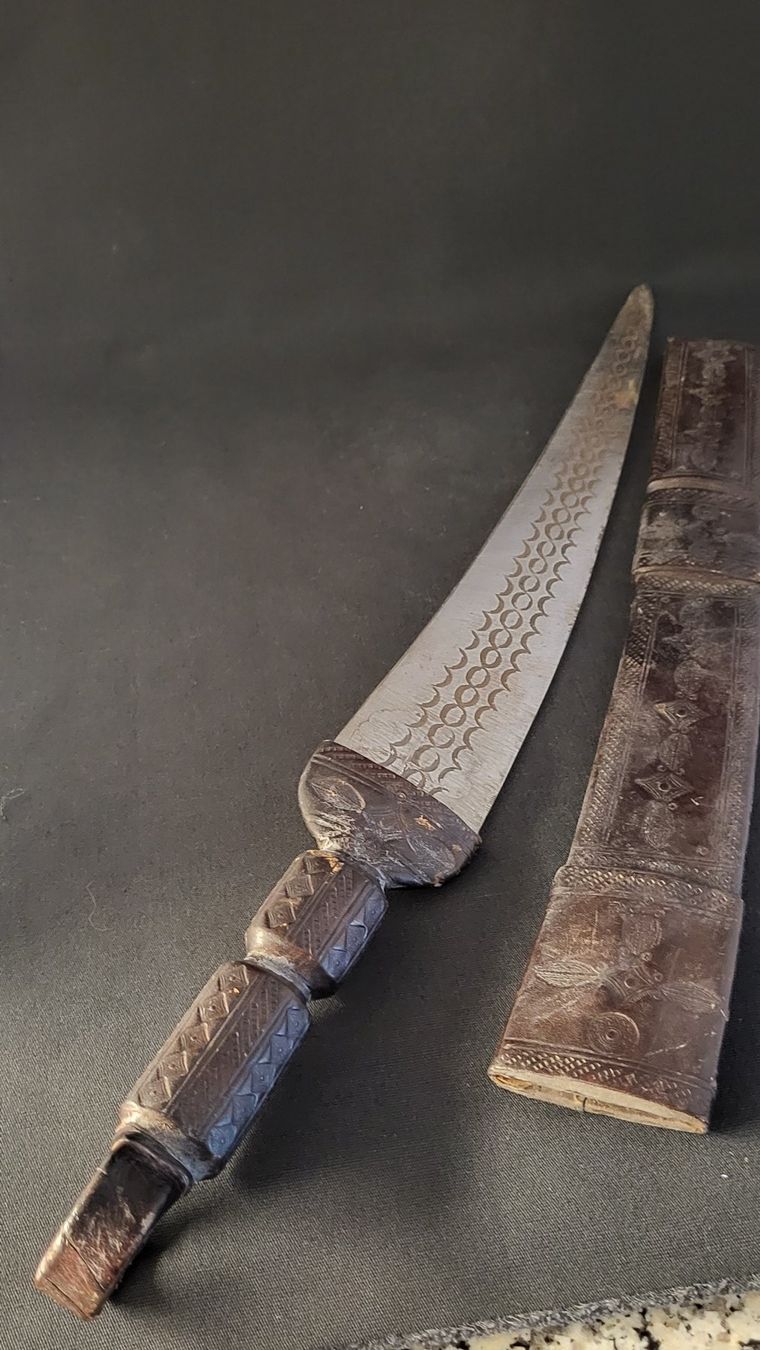 Posate: Antiker Dolch mit Lederscheide, verziert – Usato da Basel venduto da spinne02 1
