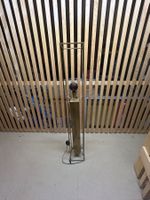 Elegante Stehlampe, Goldfarben - ein Highlight im Wohnzim...
