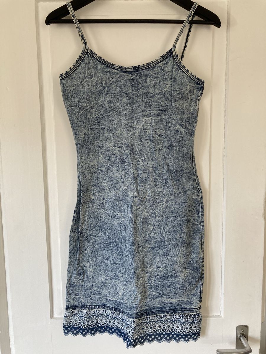 Vestiti: Jeanskleid mit Spitze, Grösse XS/S – Usato da Bäretswil venduto da Ki-Ja-S