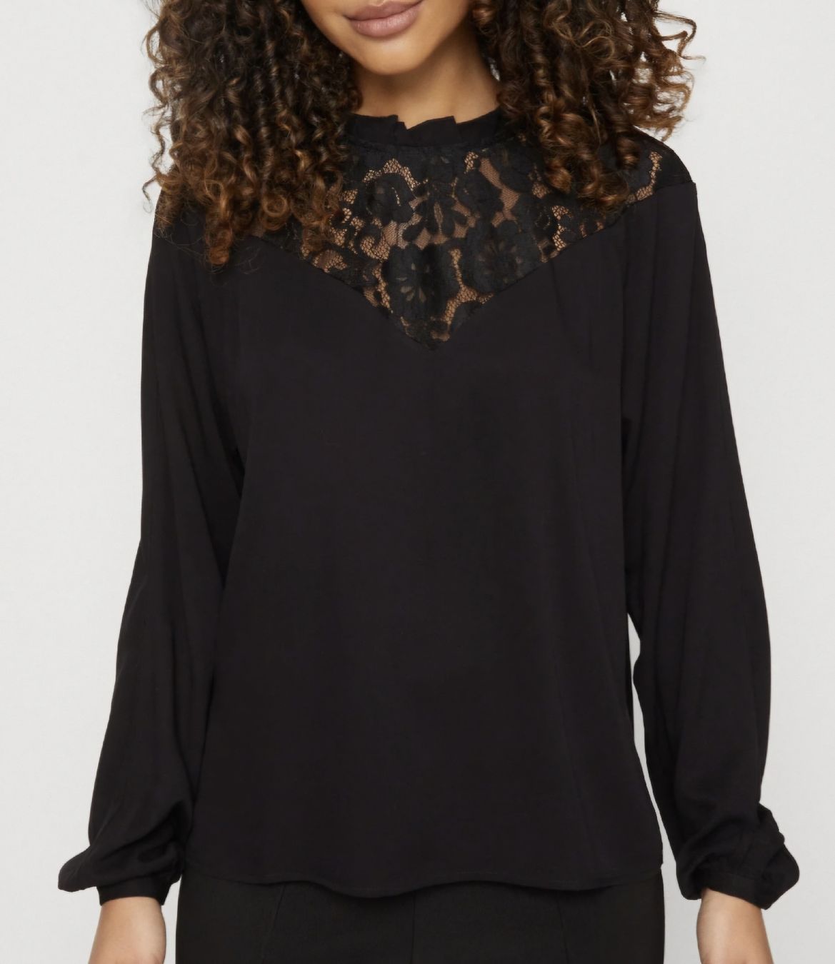 Vila Camicette: schöne schwarze Bluse mit Spitzendetails Gr. 42 VILA – Usato da Goldach venduto da nikkaaa