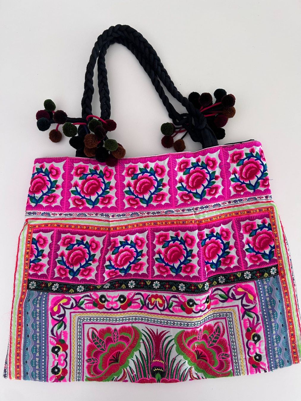 Taschen für Damen: Colorful Embroidered Bag with Pompoms – Gebraucht aus St. Gallen von look-twice 3
