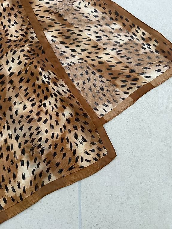 Foulard & Sciarpe: Vintage Seidentuch Animal-Print – Usato da Merlischachen venduto da GlamGarb 3