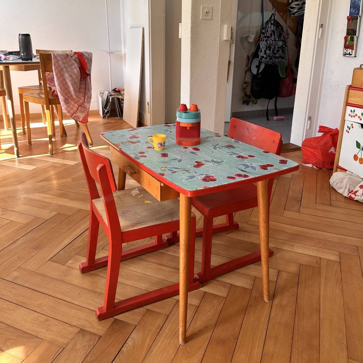Set di tavolo e panche: Kindertisch mit 2 Stühlen – Usato da Bern venduto da pepyC 1