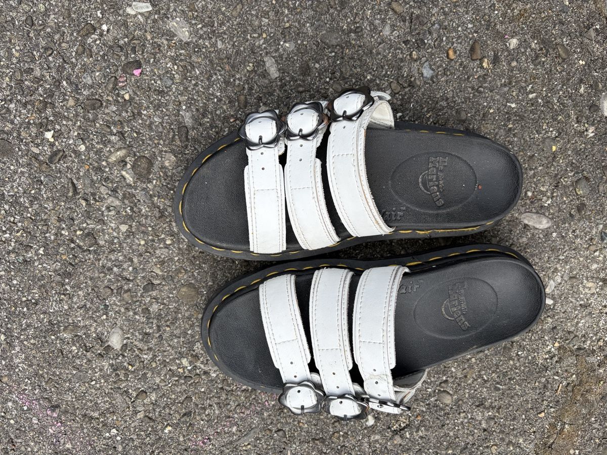 Dr. Martens Damenschuhe: Dr. Martens weisse Sandalen Gr. 36.5 – Gebraucht aus Müntschemier von R.e.b.e.c.c.a 2